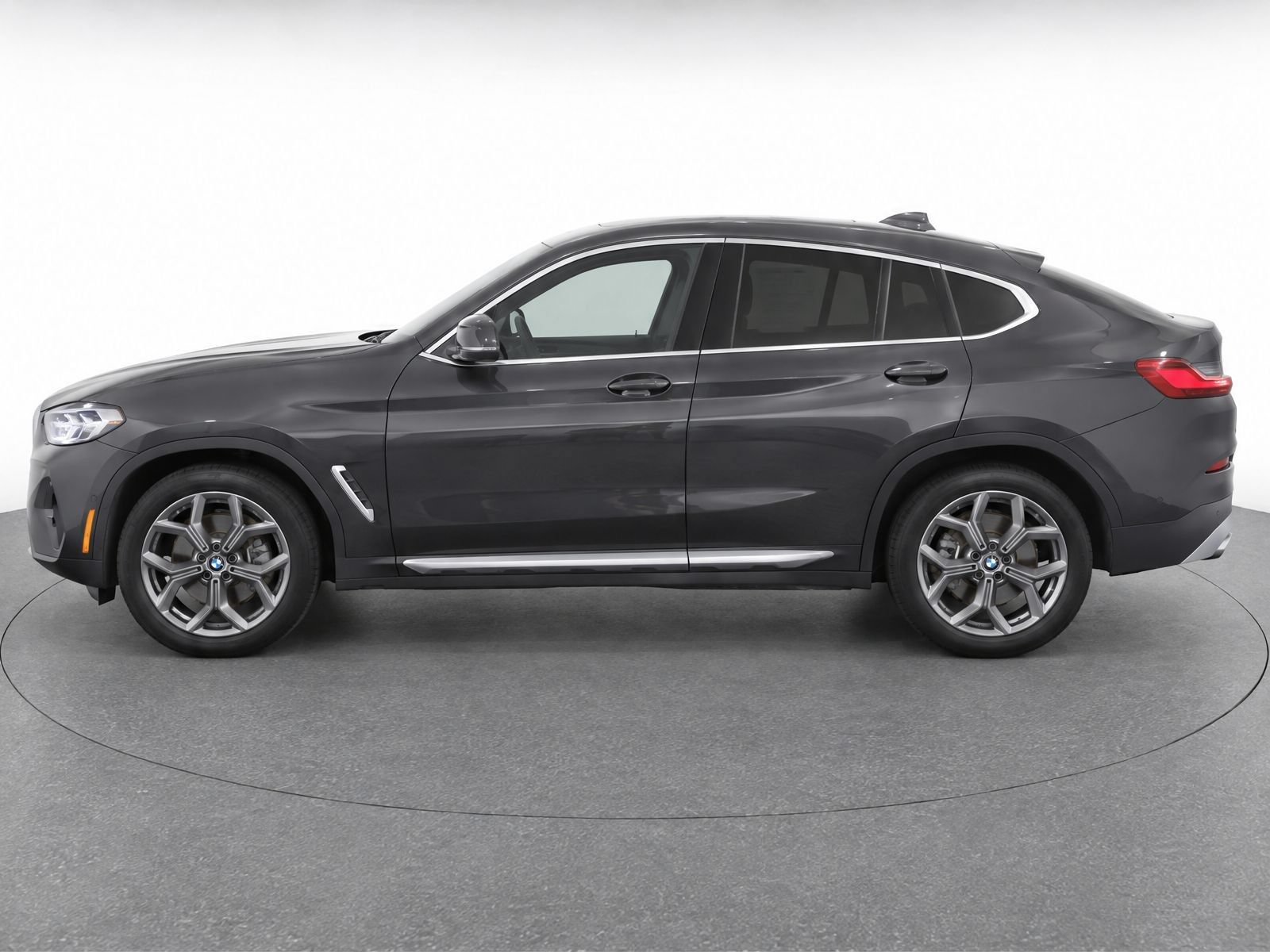 Certified 2025 BMW X4 xDrive30i AWD/4WD image 3