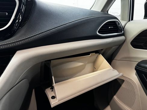 Used 2023 Chrysler Pacifica Limited FWD image 33