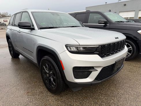 Used 2025 Jeep Grand Cherokee Altitude image 1