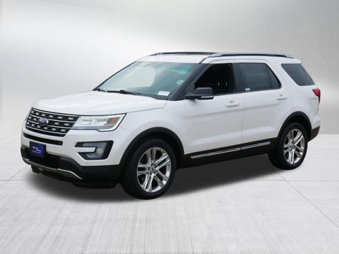 Certified 2017 Ford Explorer XLT w/ Equipment Group 202A image 3