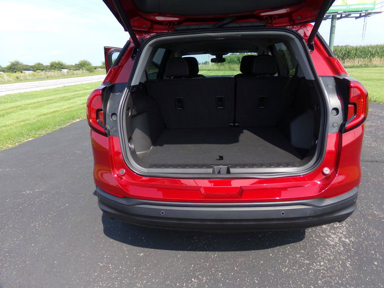 Used 2024 GMC Terrain SLE w/ Driver Convenience Package FWD image 10