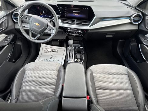 Used 2025 Chevrolet Trax LT FWD image 2