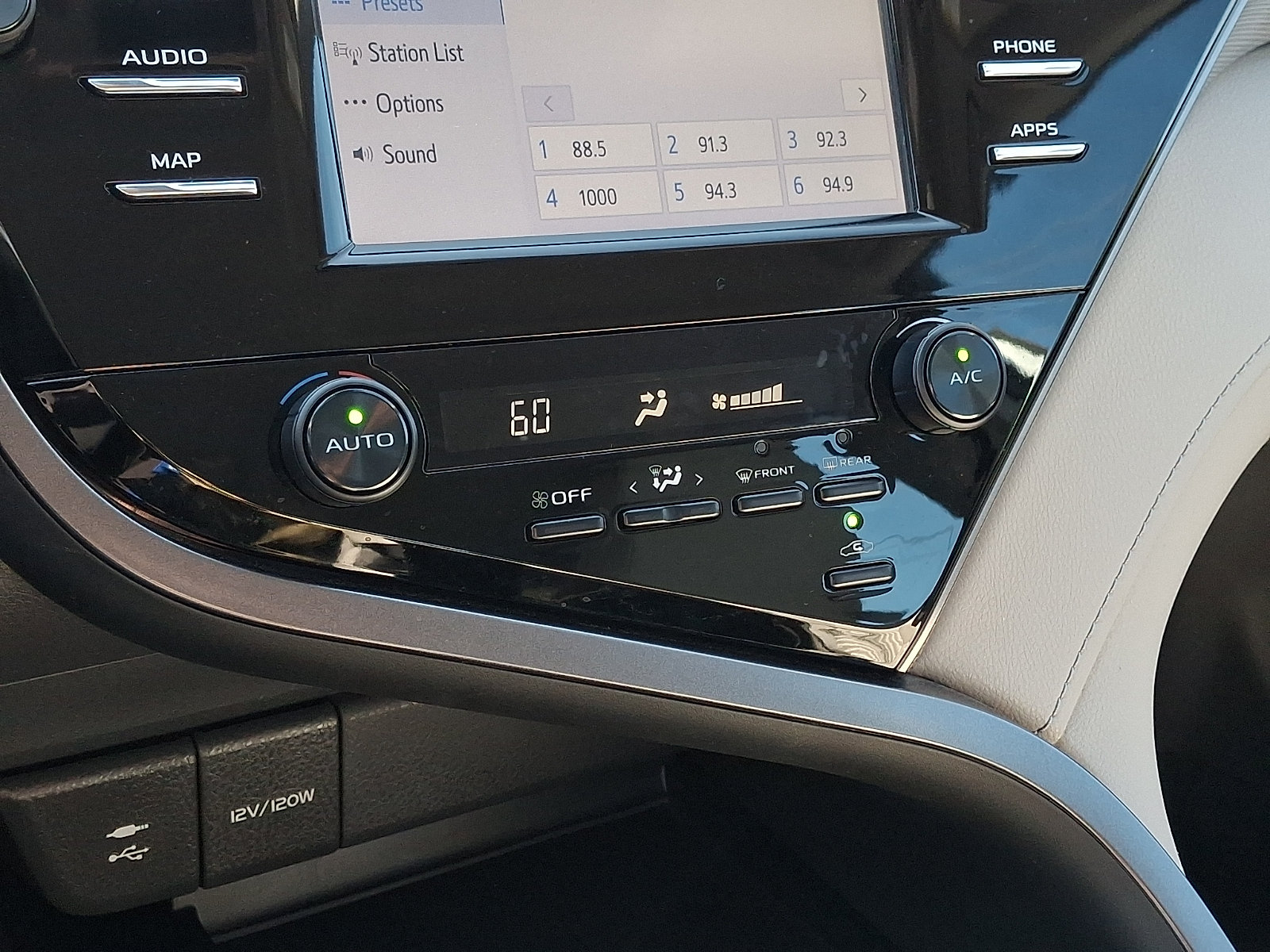 Used 2019 Toyota Camry SE w/ Protection Package (Q2) FWD image 16