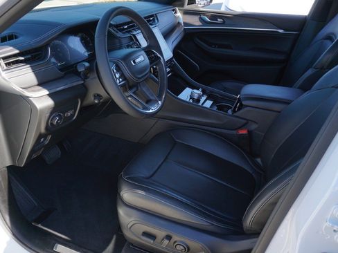 Used 2024 Jeep Grand Cherokee Overland w/ Trailer Tow Package image 13