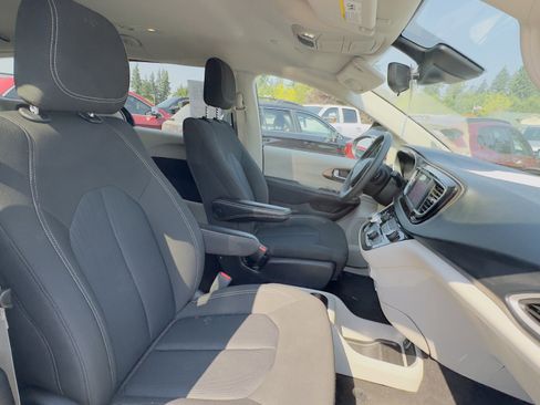 Used 2023 Chrysler Voyager LX image 7