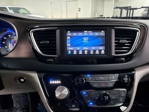 Used 2019 Chrysler Pacifica Touring Plus FWD image 18