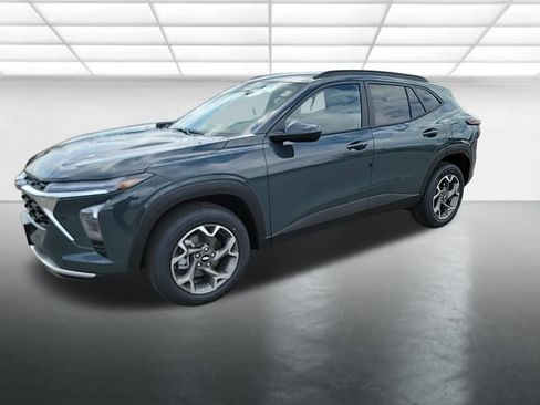New 2026 Chevrolet Trax LT w/ LT Convenience Package FWD image 3