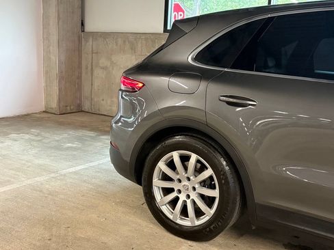 Used 2023 Porsche Cayenne AWD/4WD image 10
