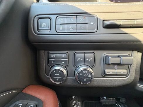 Used 2023 GMC Yukon XL Denali Ultimate AWD/4WD image 17