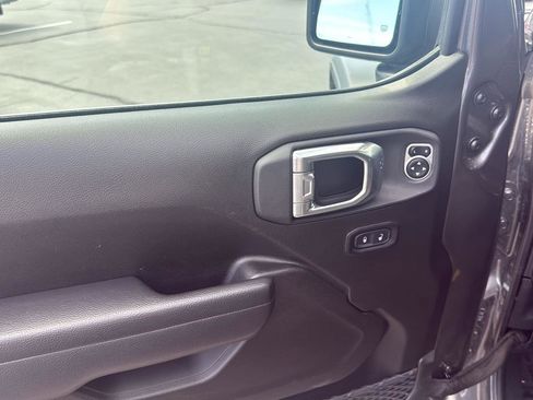 Used 2025 Jeep Wrangler Unlimited Rubicon image 13