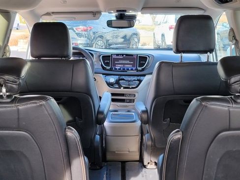 Used 2022 Chrysler Pacifica Touring-L image 30