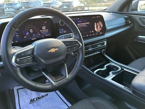 Used 2025 Chevrolet Traverse LT image 32
