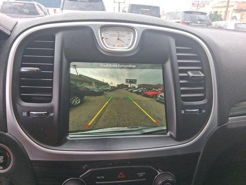 Used 2019 Chrysler 300 Touring AWD/4WD image 18