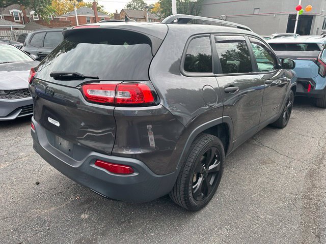 Used 2017 Jeep Cherokee Sport FWD image 4
