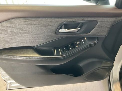 Used 2022 Nissan Rogue SV image 5