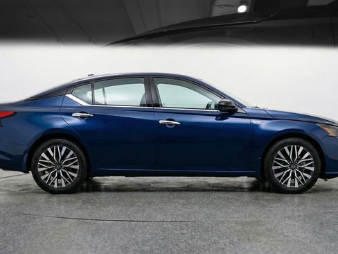 Used 2025 Nissan Altima 2.5 SV FWD image 11