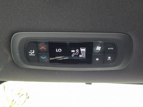 Used 2025 Chrysler Pacifica Select FWD image 27
