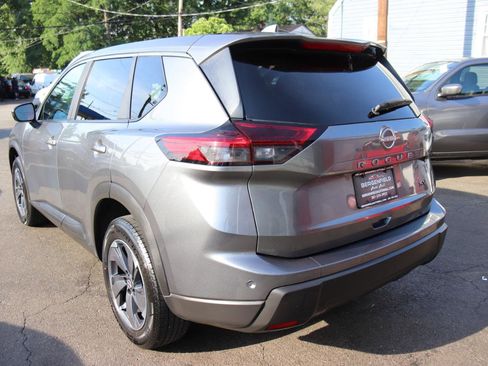 Used 2024 Nissan Rogue SV FWD image 3