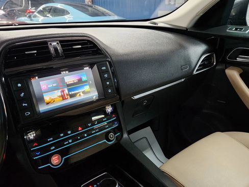 Used 2017 Jaguar F-PACE Premium image 31