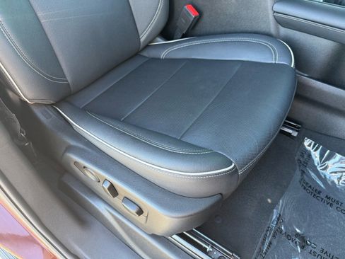 Used 2023 GMC Yukon XL SLT image 33