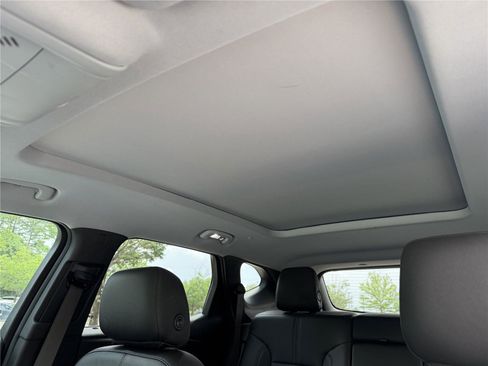 Used 2021 Chevrolet Blazer LT w/ Sound & Technology Package FWD image 5