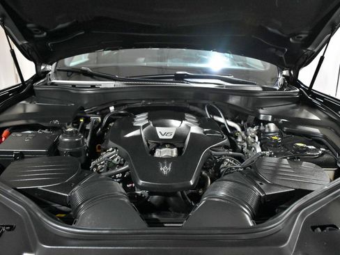 Used 2017 Maserati Levante w/ Luxury Package image 8