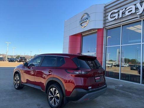 Used 2023 Nissan Rogue SV image 2
