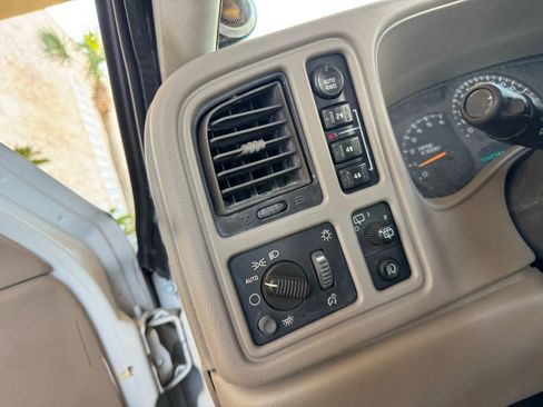 Used 2004 Chevrolet Suburban Z71 w/ Preferred Equipment Group image 16