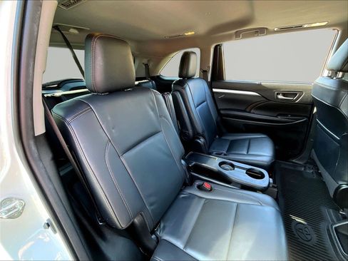 Used 2019 Toyota Highlander XLE AWD/4WD image 25