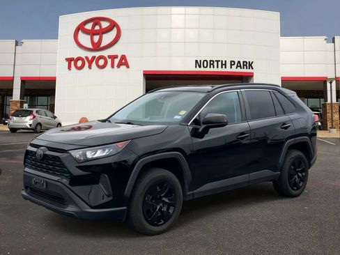 Used 2021 Toyota RAV4 LE FWD image 1