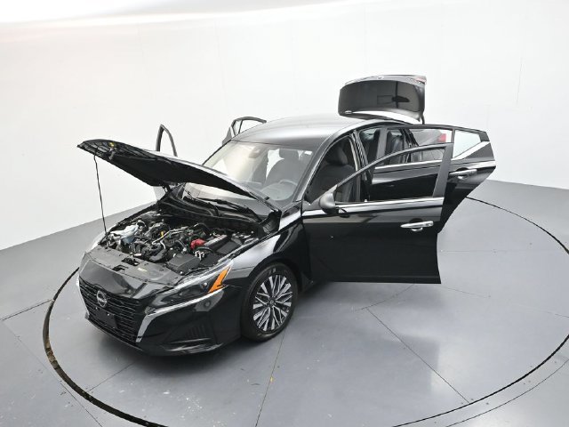 Used 2025 Nissan Altima 2.5 SV FWD image 42