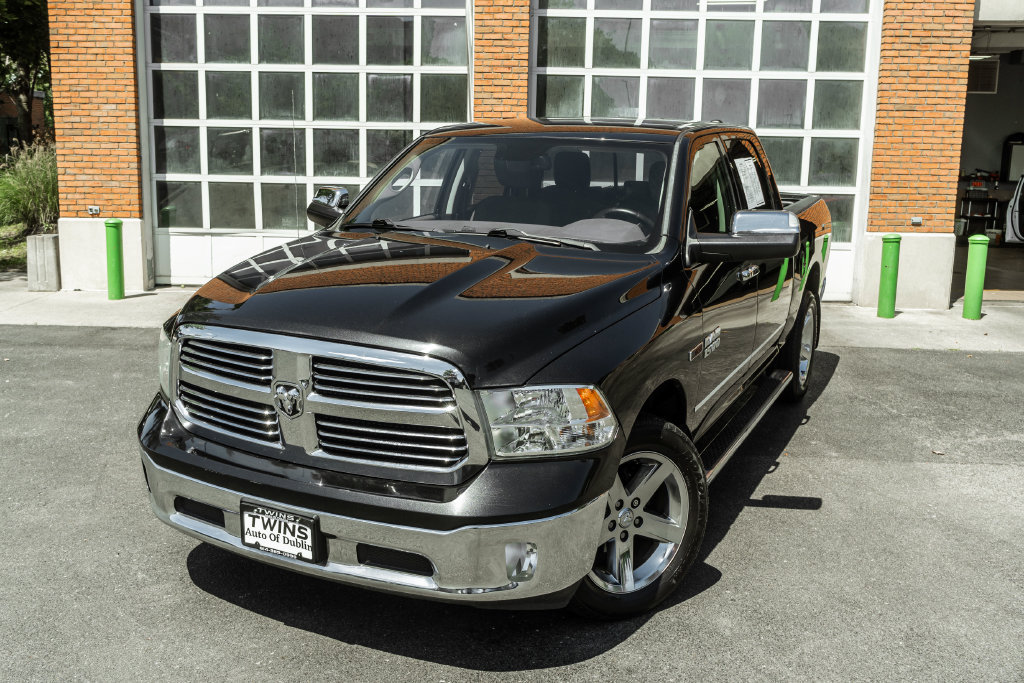 Used 2016 RAM 1500 Classic SLT w/ SLT Plus D←cor Group AWD/4WD image 2