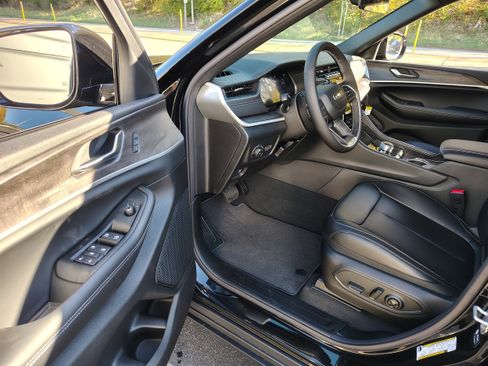 New 2025 Jeep Grand Cherokee Limited image 19