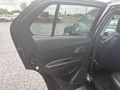 Used 2022 Chevrolet Trax LT w/ Premium Seat Package AWD/4WD image 11