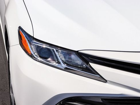 Used 2020 Toyota Camry LE FWD image 12