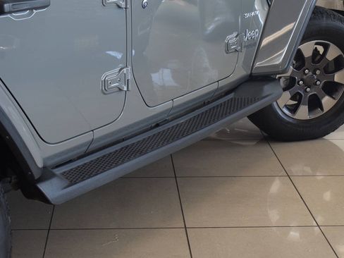 Used 2018 Jeep Wrangler Unlimited Sahara AWD/4WD image 16