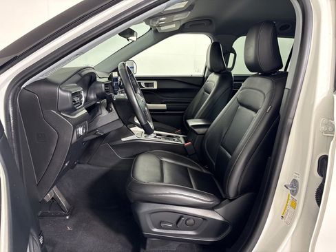 Used 2022 Ford Explorer XLT w/ Equipment Group 202A image 12
