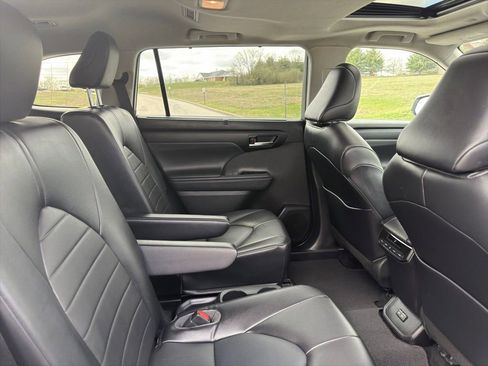Used 2022 Toyota Highlander XLE AWD/4WD image 29