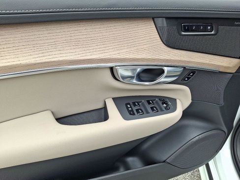 Certified 2025 Volvo XC90 T8 Plus w/ Protection Package Premier AWD/4WD image 12