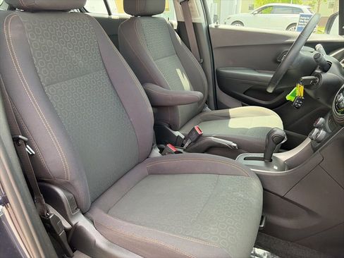Used 2018 Chevrolet Trax LS w/ LPO, Cargo Package AWD/4WD image 31