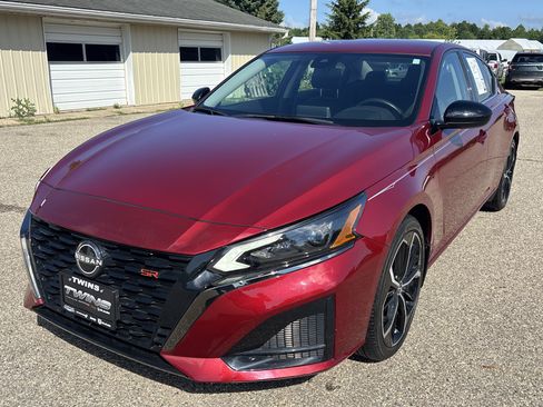 Used 2023 Nissan Altima 2.5 SR FWD image 10