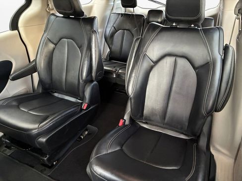 Used 2024 Chrysler Pacifica Select image 21