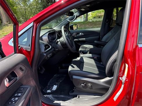 New 2026 Chrysler Pacifica Select image 10