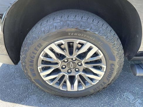 Used 2025 Chevrolet Suburban Z71 AWD/4WD image 7