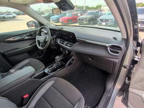 Used 2025 Chevrolet TrailBlazer LT AWD/4WD image 32