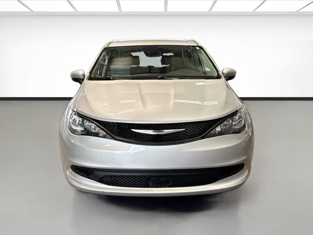 Used 2023 Chrysler Voyager LX FWD image 2