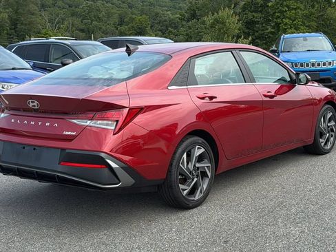 Used 2025 Hyundai Elantra Limited w/ Cargo Package FWD image 4