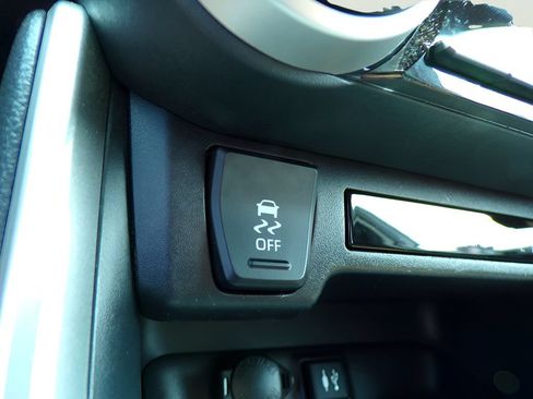 Used 2019 Toyota RAV4 LE w/ Carpet Mat Package AWD/4WD image 22