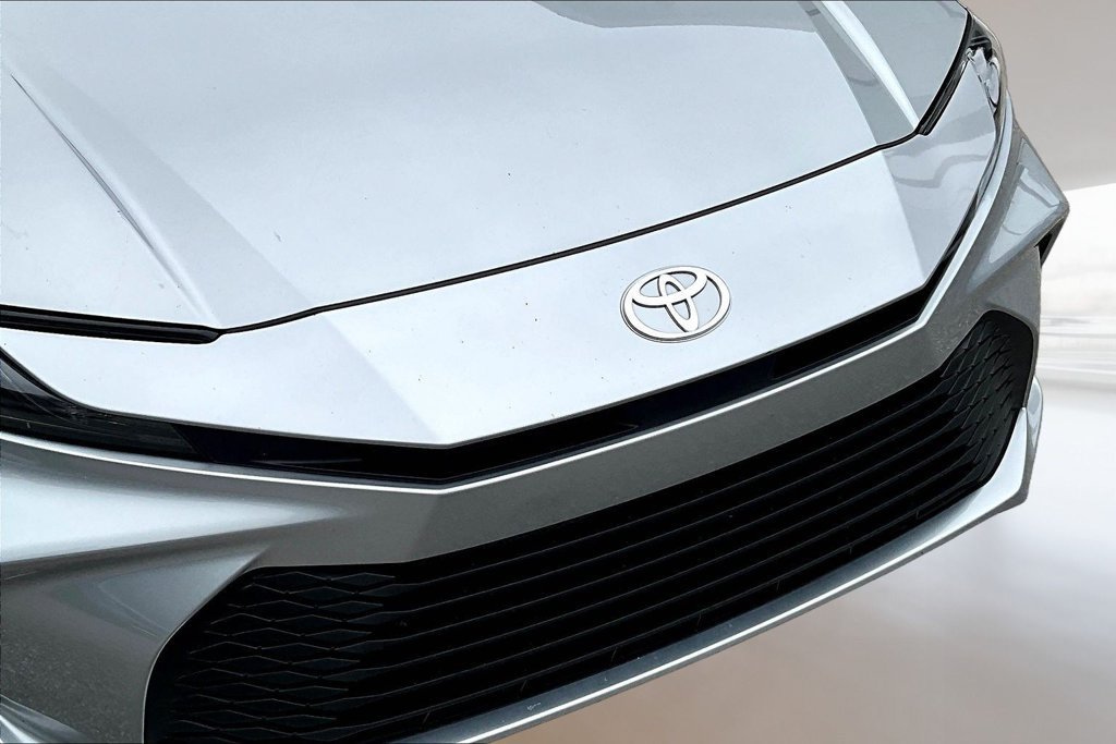 Used 2025 Toyota Camry LE FWD image 29