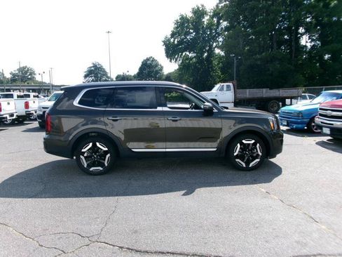 Used 2025 Kia Telluride S FWD image 5